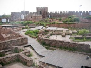 castelo silves A intervenção incide sobre o setor poente do castelo, que poderá corresponder à alcaidaria do Infante D. Henrique. A relação do infante com Silves é muito forte, já que a cidade recebeu-o como alcaide-mor, em 1457, antes de este ter-se mudado para Lagos e Sagres